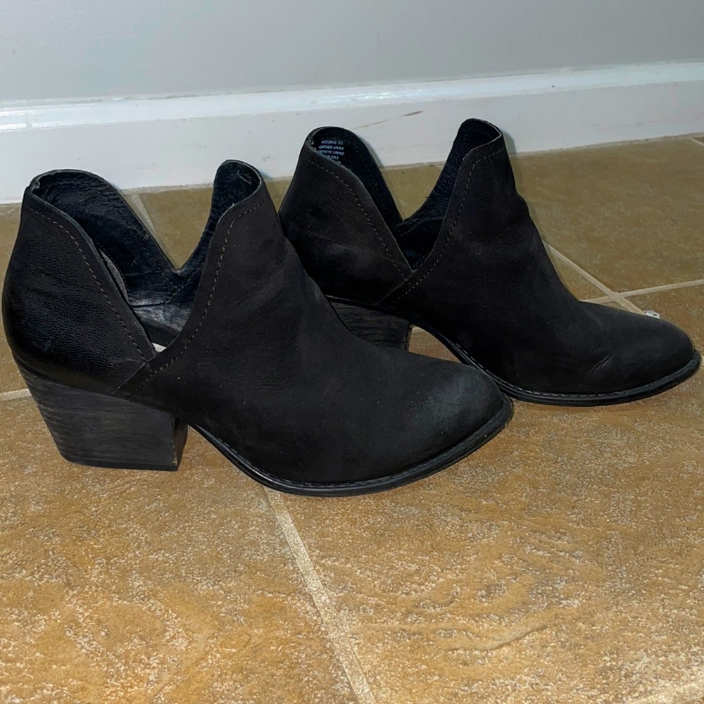Steve Madden black leather booties with thick heel in womens size 9